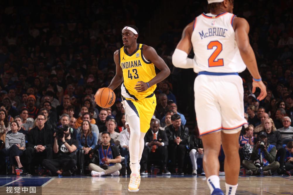 还是看你！郭昊文摆手势叫掩护 换防间隙撤步三分再中打停四川！（郭昊文示意掩护，抓换防空隙撤步三分再中，打停四川）